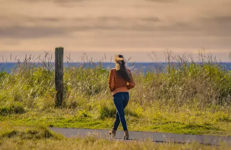 Woman-walking-in-reykjavik-photo-raggi-th